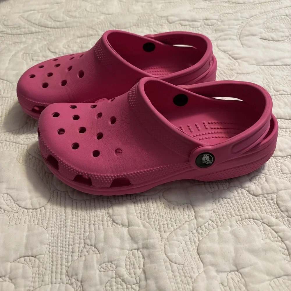 Crocs Youth/Junior Girls Size 4 Hot Pink Slip On Clog, Lightweight Strap W/ Logo - Picture 2 of 9